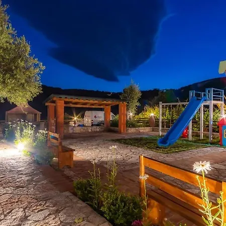 5 Pool, Views, Kitchen, Parking And - Goro *